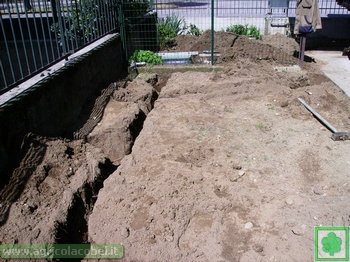 terreno scavato con catenaria per la posa tubi irrigazione